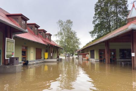 Povodňové jezero před Sloupsko-šošůvskými jeskyněmi 16. září 2024