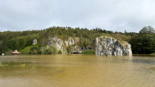 Povodňové jezero před Sloupsko-šošůvskými jeskyněmi 16. září 2024
